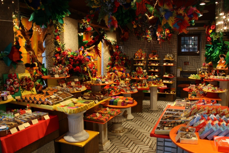 vitrine-FIGANIERES-min_candy_store_chocolate_shop_chocolate_switzerland-393515