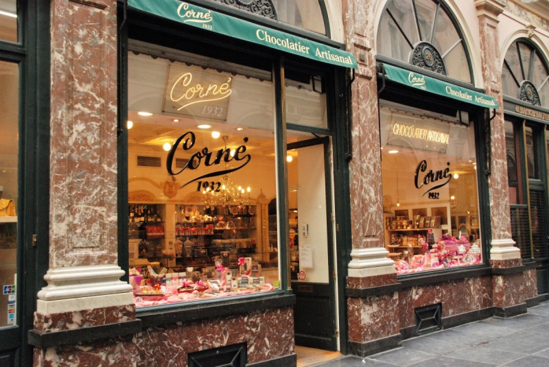 vitrine-FIGANIERES-min_chocolate_chocolaterie_shop_luxury_chic_gallery_brussels_belgium-558146